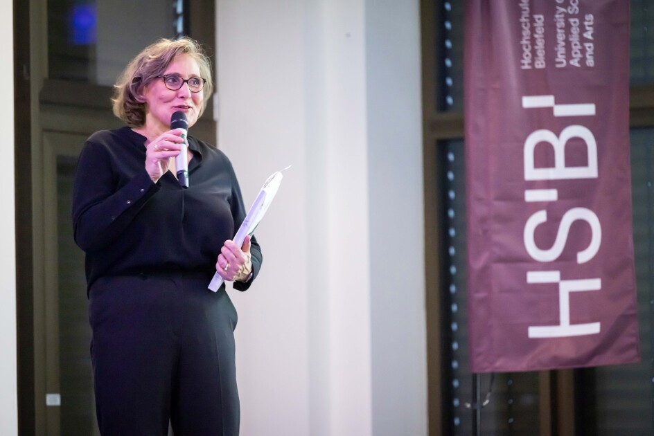 Prof. Bettina Mons auf der Bühne