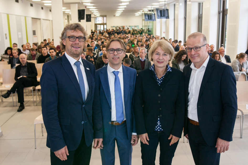 Vier Personen vor dem Publikum