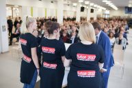 Drei Personen vor dem Publikum