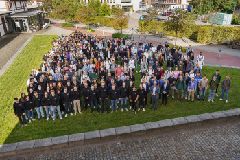 Eine Gruppe Studierender auf dem CampusMinden