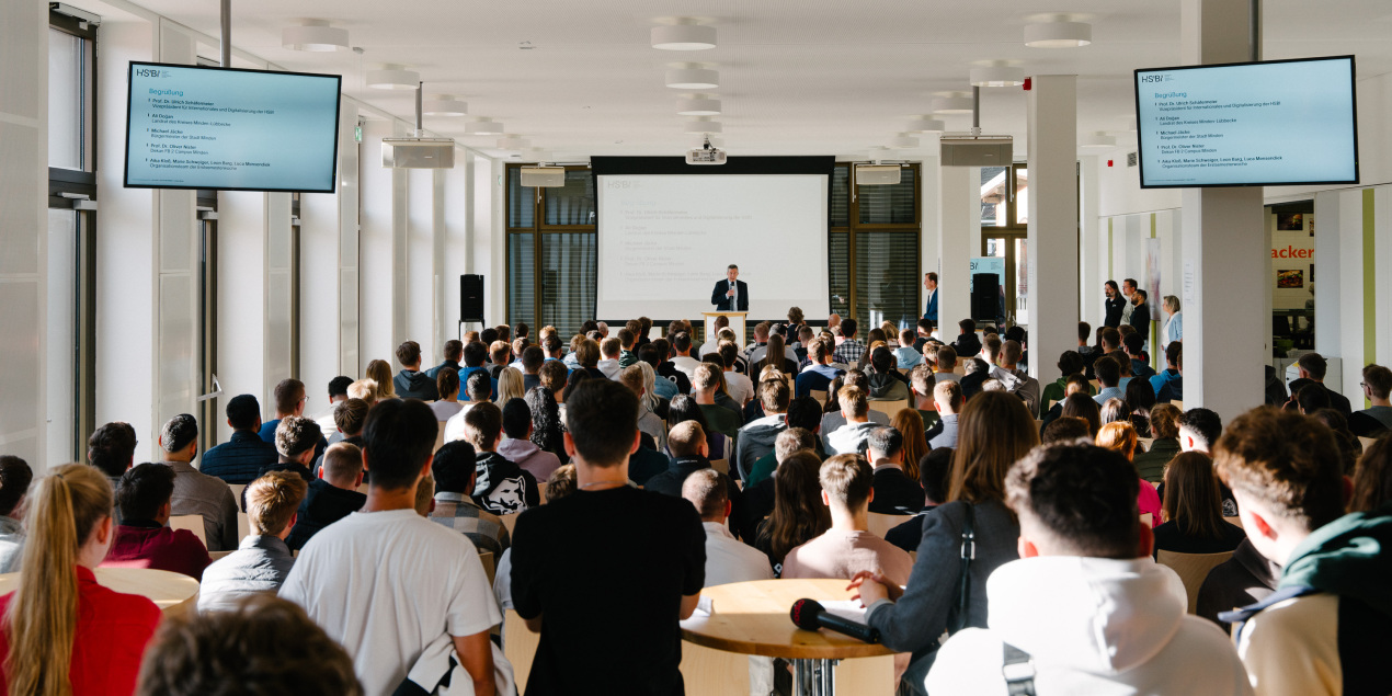 Die neuen Studierenden in der Mindener Mensa