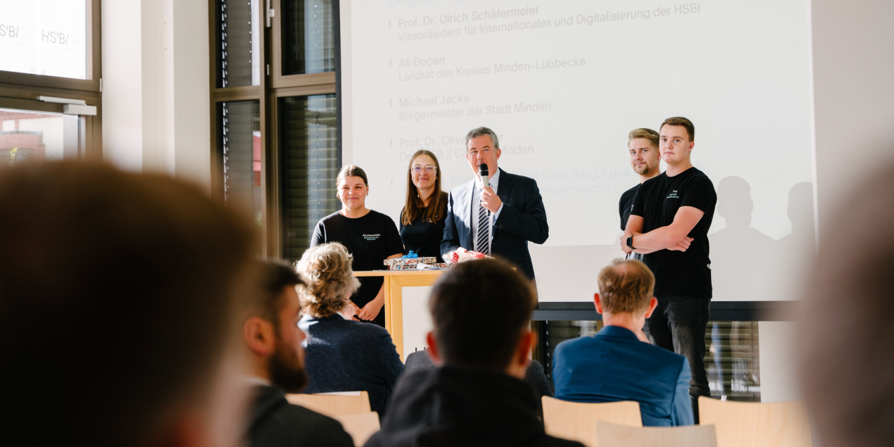 Oliver Nister steht vor den Studierenden