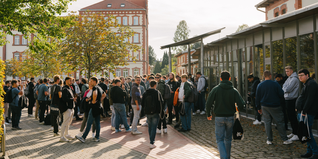 Menschen auf dem Campus Minden