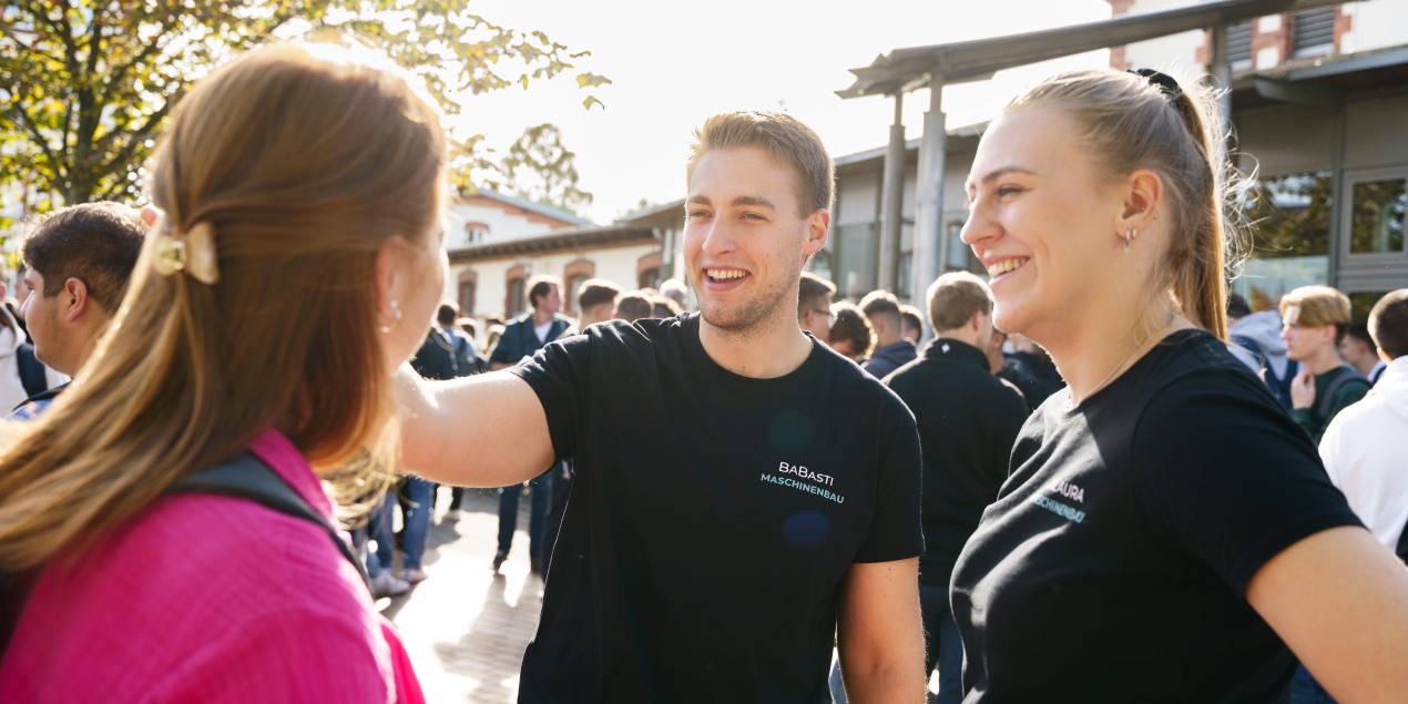 Zwei Personen mit Tutorenshirts