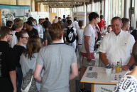 Im Foyer des Hörsaalgebäudes unterhalten sich die Teilnehmer