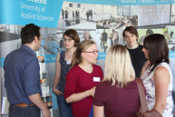 Personen unterhalten sich