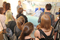 Mehrere Personen stehen im Pflegelabor