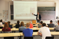 Professor Ebel beim Vortrag vor den Studieninteressierten