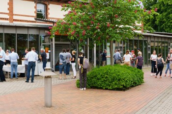 Personen vor dem Hörsaalgebäude am Campus Minden
