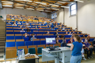 Sophia Lehmann stellt im Hörsaal die Beratungsangebote vor