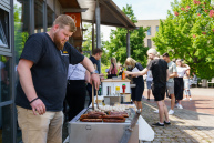 Ein Student steht am Grill