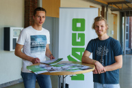 zwei Personen an einem Infostand