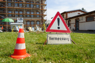 Ein Warnschild mit der Aufschift Vermessung