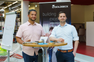 zwei Personen an einem Infostand