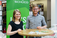 zwei Personen an einem Infostand