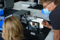 Prof. Tenzler erklärt eine Vorrichtung im Labor