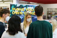 Personen an einem Infostand