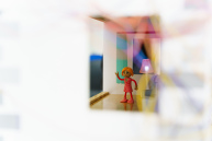 Eine Spielzeugfigur in einem Puppenhaus