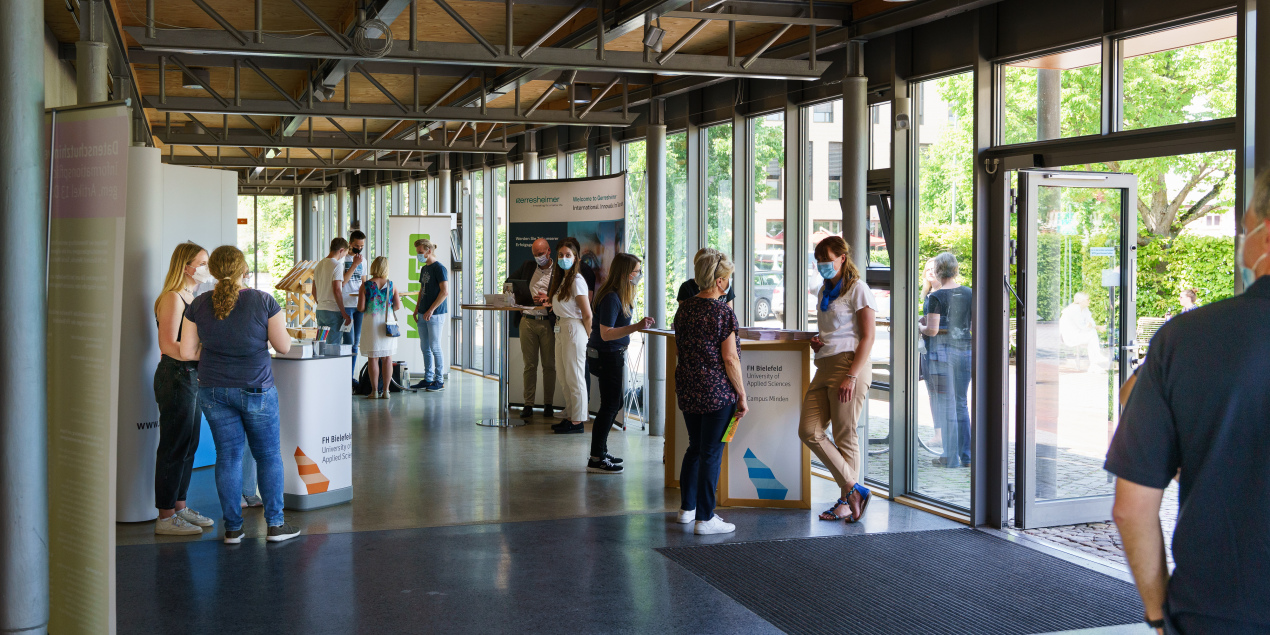 Im Foyer des Hörsaalgebäudes