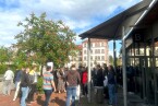 Menschen stehen vor dem Hörsaalgebäude am Campus Minden