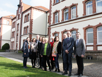 Landtagsabgeordnete Inge Howe am Campus Minden