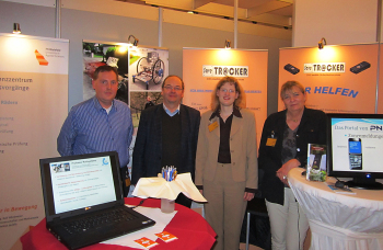 Vier Personen auf dem Info-Stand.