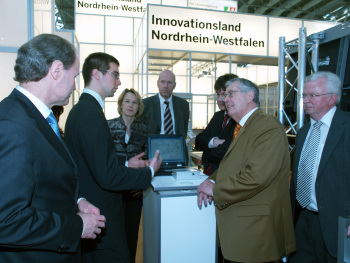 Student Thomas Csaba (2.v.l.) erklärt der Bielefeld-Delegation mit IHK-Geschäftsführer Thomas Niehoff (von links), WEGE-Prokuristin Brigitte Meier, Andreas Döding (Leiter des Büros des Oberbürgermeisters), Baudezernent Gregor Moss, Oberbürgermeister Eber