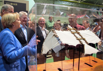 Ministerpräsidentin Kraft auf dem Info-Stand der FH Bielefeld