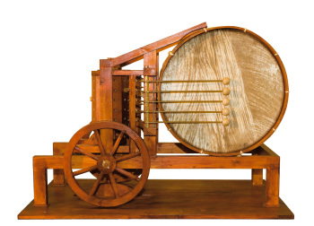 Das Bild zeigt den Trommelautomat, ein Exponat der Leonardo Ausstellung