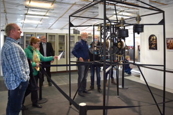 Leute in der Ausstellung die ein Objekt betrachten