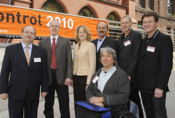 (v.l.) Roll&Control-Tagungsinitiator Professor Dr.-Ing. Ralf Hörstmeier (FH Bielefeld), Egbert Wallerat (Spitzenverband der Gesetzlichen Krankenversicherungen GKV), Brigitte Meier (Clustermanagerin für Gesundheitswirtschaft in NRW) Herbert Kaul (Behindert