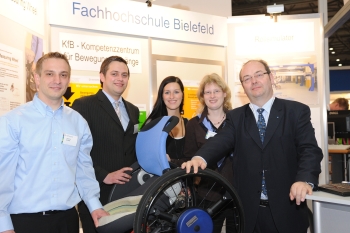 Positive Bilanz: Zum zweiten Mal präsentierten Professor Dr.-Ing. Ralf Hörstmeier (Foto, rechts) und sein Team – (v.l.) Alexander Ginter, Christian Rieke, Claudia Röhling und Frauke Wiegräbe auf der Fachmesse Orthopädie und Reha-Technik in Leipzig neueste