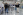Eine Gruppe Männer steht um Stehtische in einer Maschinenhalle