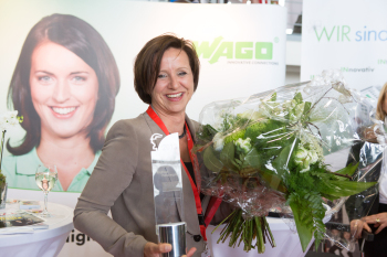Nicole Kreie mit Preis und Blumenstrauß auf der Hannover Messe