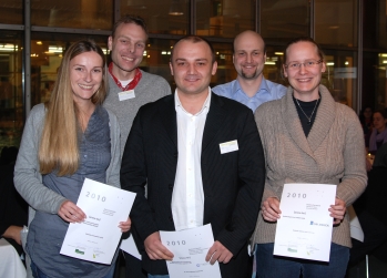Die mit 1.000 Euro dotierten Preise erhielten: Hermann Penner von der FH Bielefeld (vorn Mitte) und von der Universität Bielefeld Jessica Schneider, Dr. Michael Windmann, Stefan Rüther und Martina Everwand (v.l.).