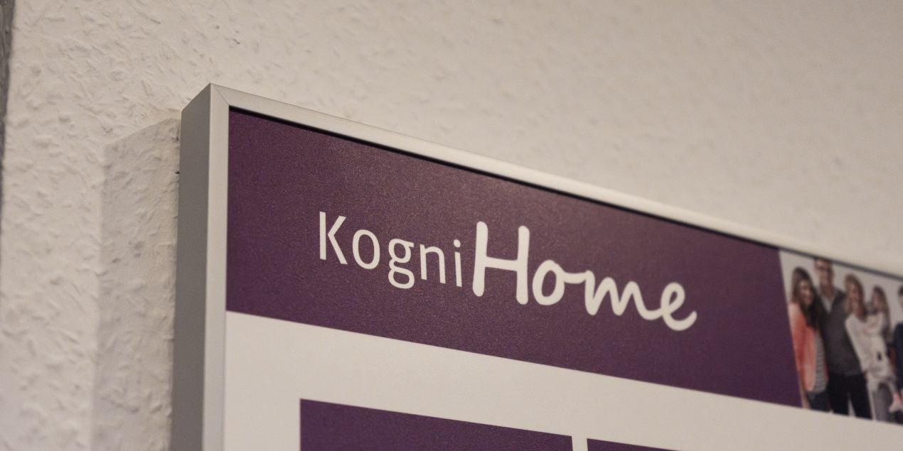 Foto:Schild im Eingang der Wohnung mit der Überschrift KogniHome