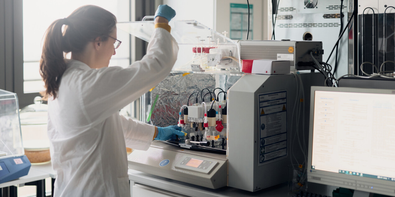 Eine Wissenschaftlerin experimentiert in einem Labor der HSBI