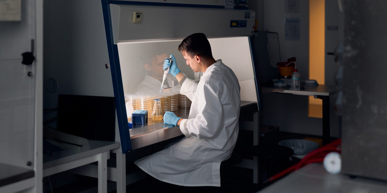 Ein Wissenschaftler in einem weißen Kittel experimentiert in einem Labor der HSBI