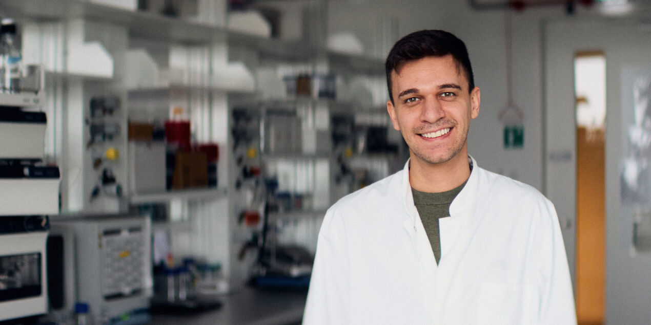 Ein Wissenschaftler in einem weißen Kittel steht in einem Labor der HSBI