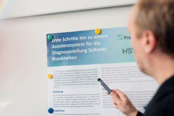 Jörg Herbst zeigt auf erste Schritte des Frauenhofer Instituts