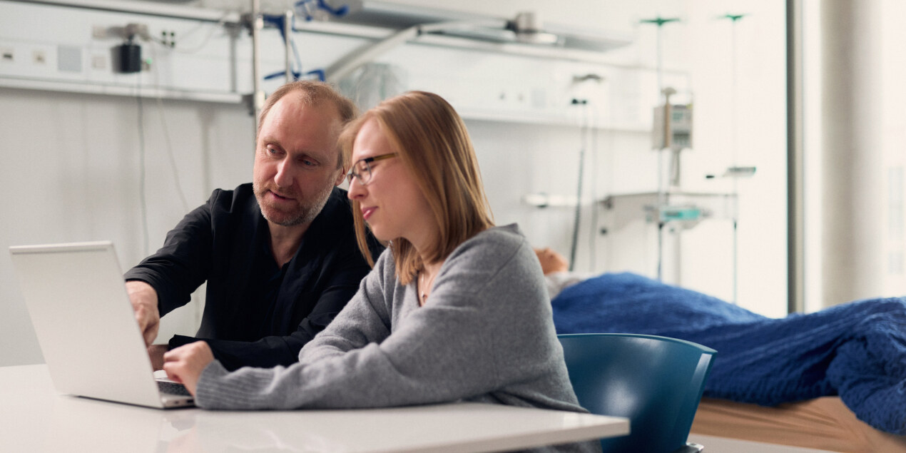 Professor Doktor Horst mit mit CHiara Freitag am Schreibtisch