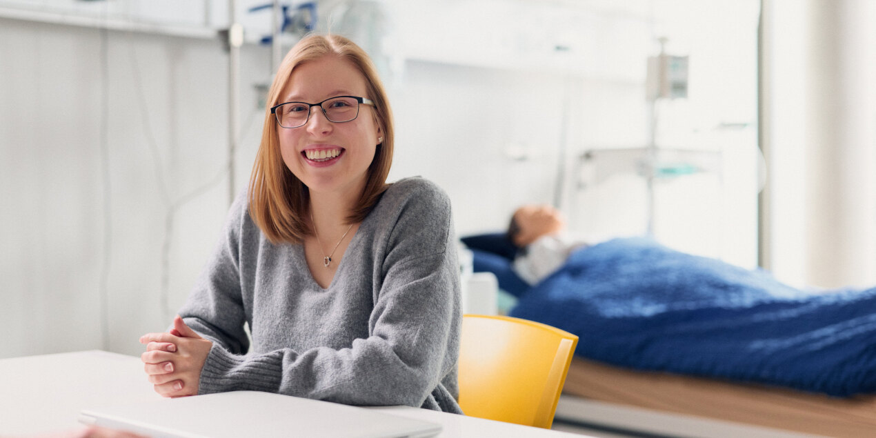 Chiara Freitag lacht in die Kamera