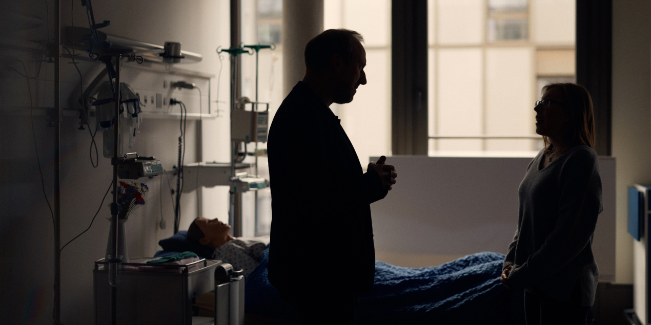 Professor Doktor Horst im ernsten Gespräch mit Chiara Freitag