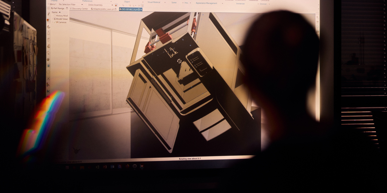 Bild eines dreidimensionalen Modells Im Bildvordergrund steht eine Person mit dem rücken zur kamera Sie blickt in ricchtung des Modells