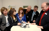 v.l.: Imke Rademacher (Geschäftsführerin experiMINT e.V), Dr. Ralph Angermund (Innovationsministerium), Schülerlabor‑Projektleiter Prof. Dr. Joachim Waßmuth und Prof. Dr. Joachim Bahndorf (FH Bielefeld) wurden von Christina und Fabienne‑Sophie in die Gehe
