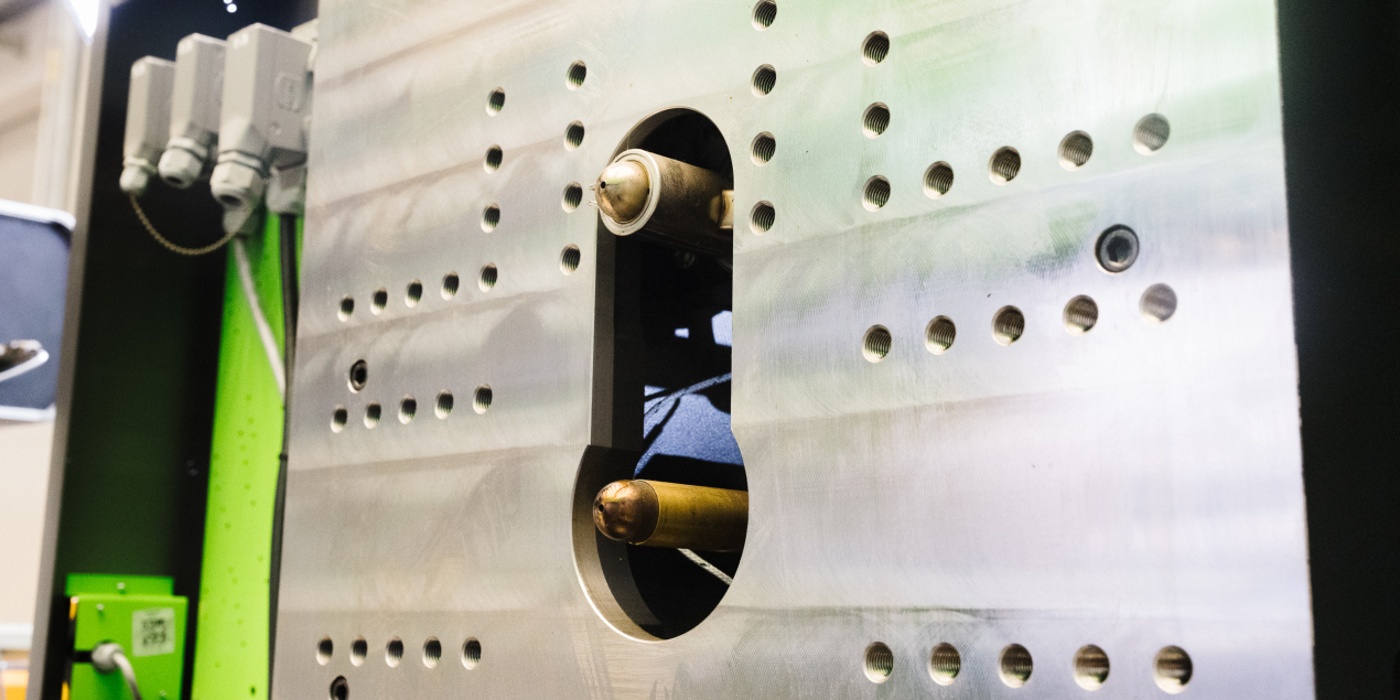 BIld des Innenraums der Spritzgießmaschine zu sehen sind die beiden Düsen aus denen das Material des Vorgangs eingeleitet wird