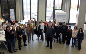 Gruppenbild der Delegation der Uralischen Föderalen Universität in der Hochschulbibliiothek der Fachhochschule Bielefeld