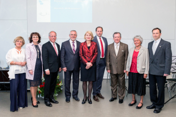 Gruppenaufnahme im Konferenzbereich