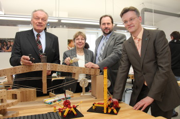V.l.n.r.: Jürgen Horstmann (geschäftsführender Gesellschaftler der Horstmann Gruppe und Schirmherr des zdi-Trägervereins experiMINT), Imke Rademacher (Geschäftsführerin experiMINT e.V.), Prof. Dr. Lothar Budde (Dekan des Fachbereichs Ingenieurwissenschaft