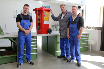 Drei Personen mit der Spendentonne